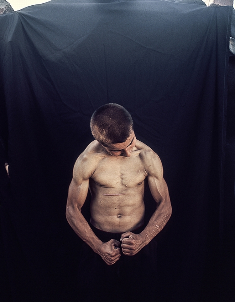 Chłopak napinający mięśnie; z cyklu "Stigma", fot. Adam Lach, Napo Images